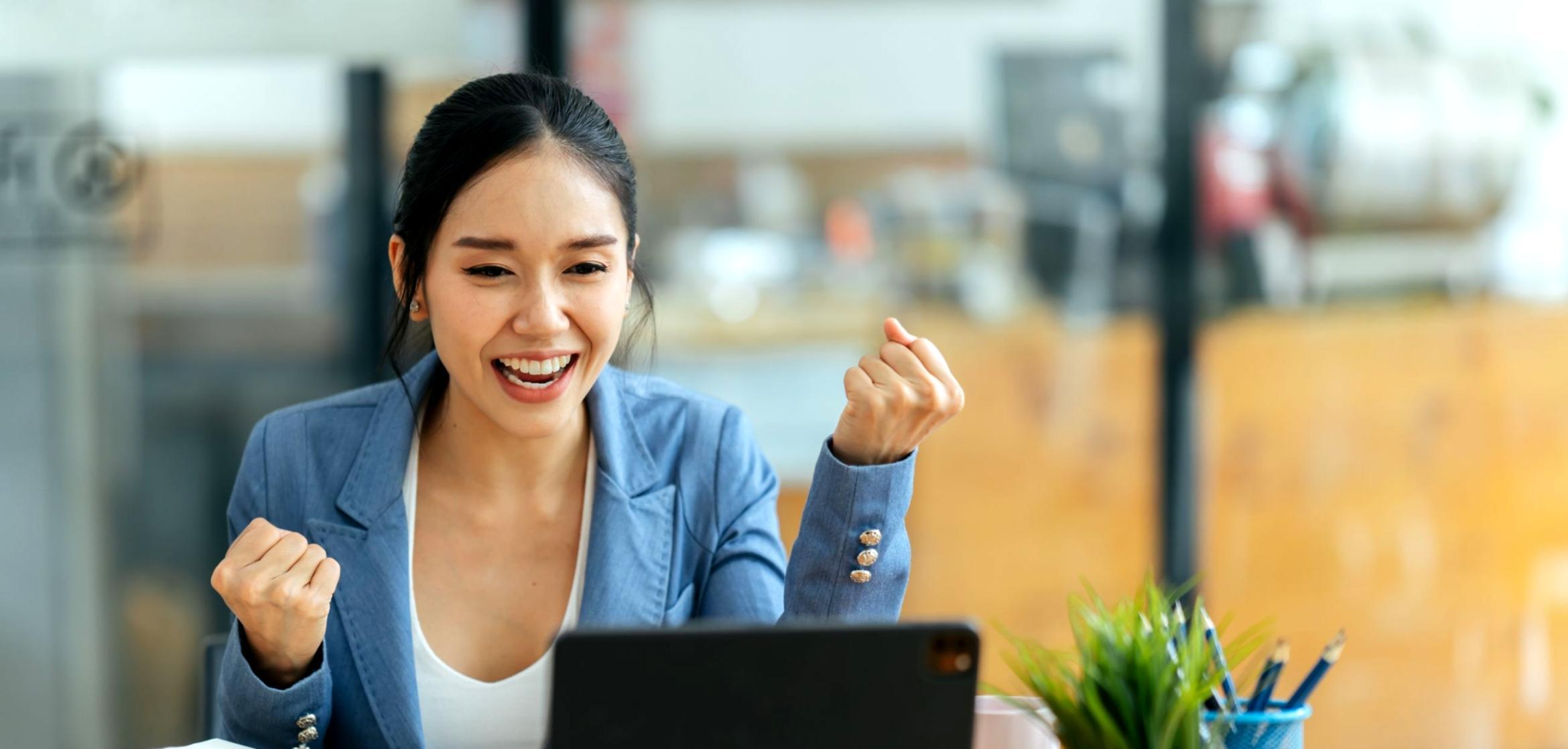 Instructor revisando ejercicios de presupuesto con estudiante